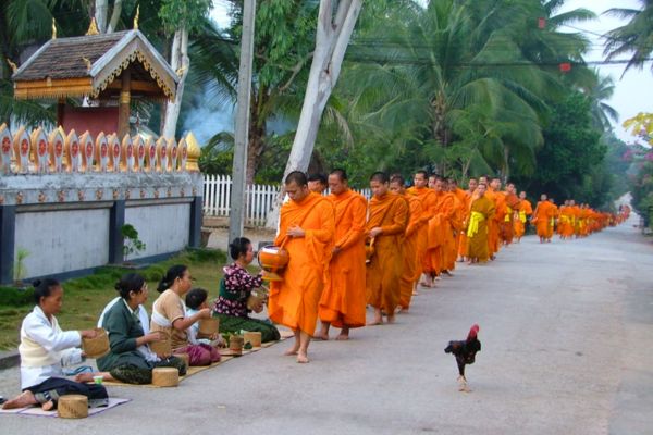 La cerimonia di Tak Bat in Laos