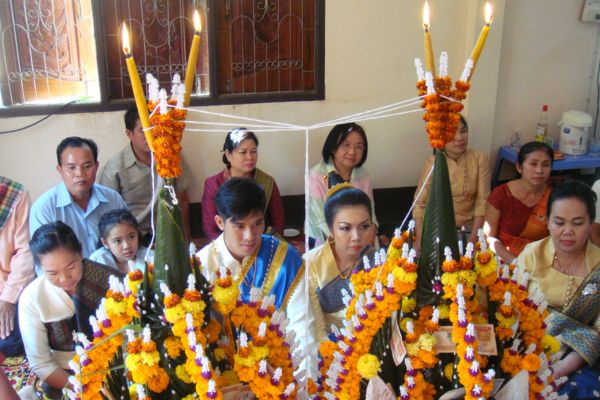 La cerimonia di baci in Laos