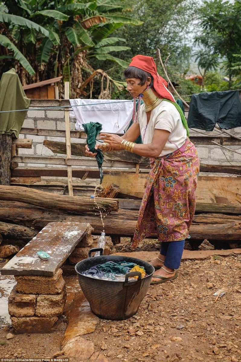 Donne giraffa in Thailandia – storia e guida di visita