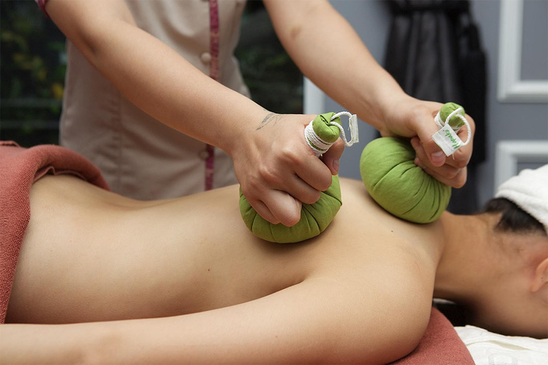 massaggio vietnamita con sacchetti erbe